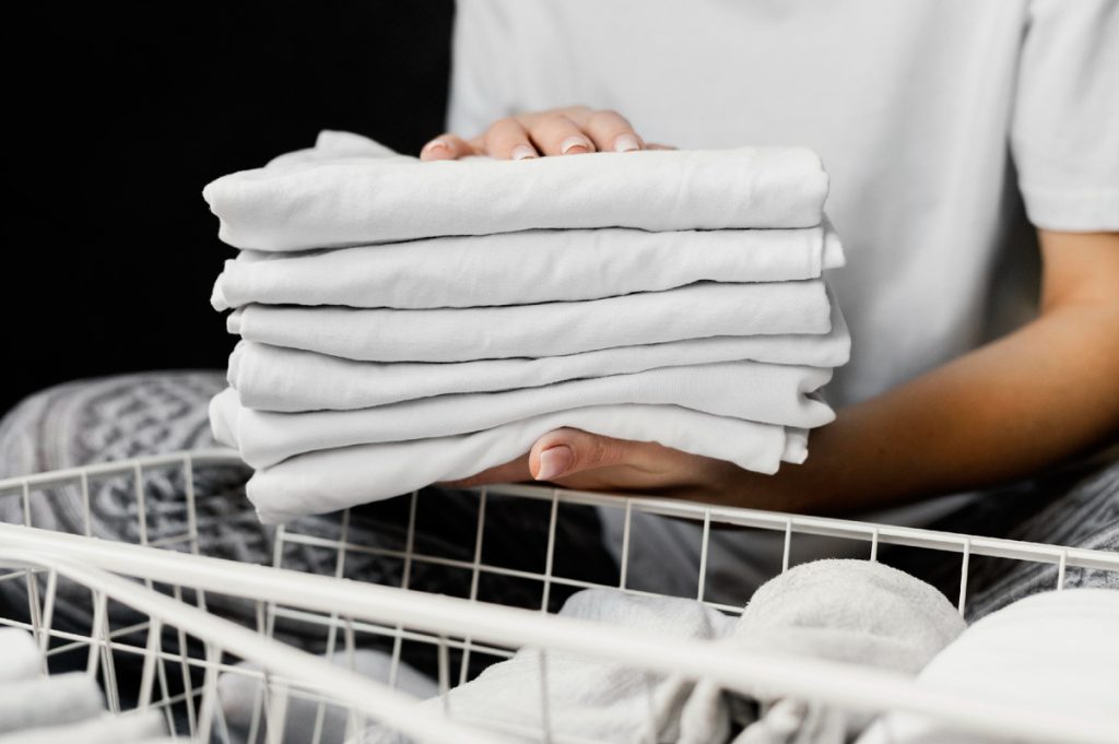 Jak prát ložní prádlo, aby zůstalo svěží, voňavé a vypadalo, jako byste ho přivezli z pětihvězdičkového butikového hotelu v létě – bez agresivních chemikálií, ale s vynikajícím účinkem