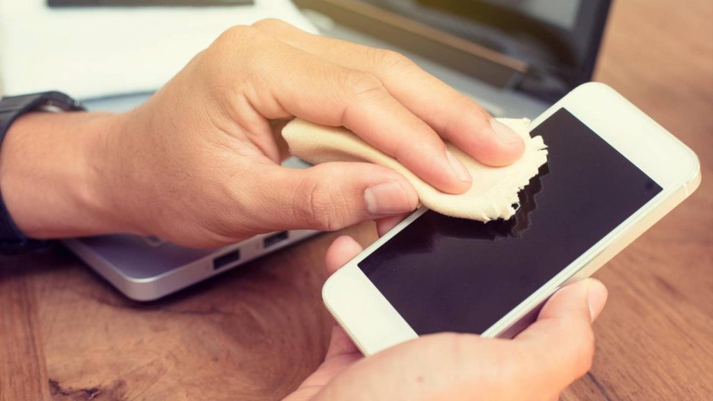 Nejbezpečnější způsob, jak vyčistit reproduktory mobilního telefonu, aby nedošlo k jejich poškození a zachoval se jejich vzhled jako nový.