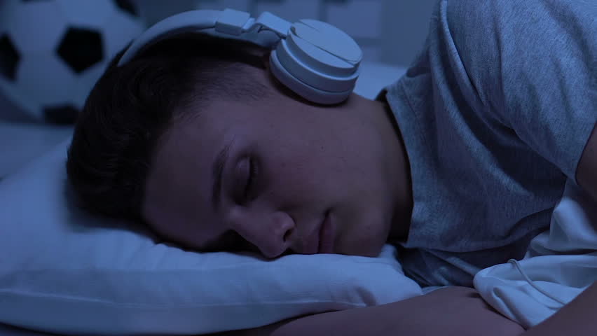 Co znamená spát s puštěným rádiem z psychologického hlediska?