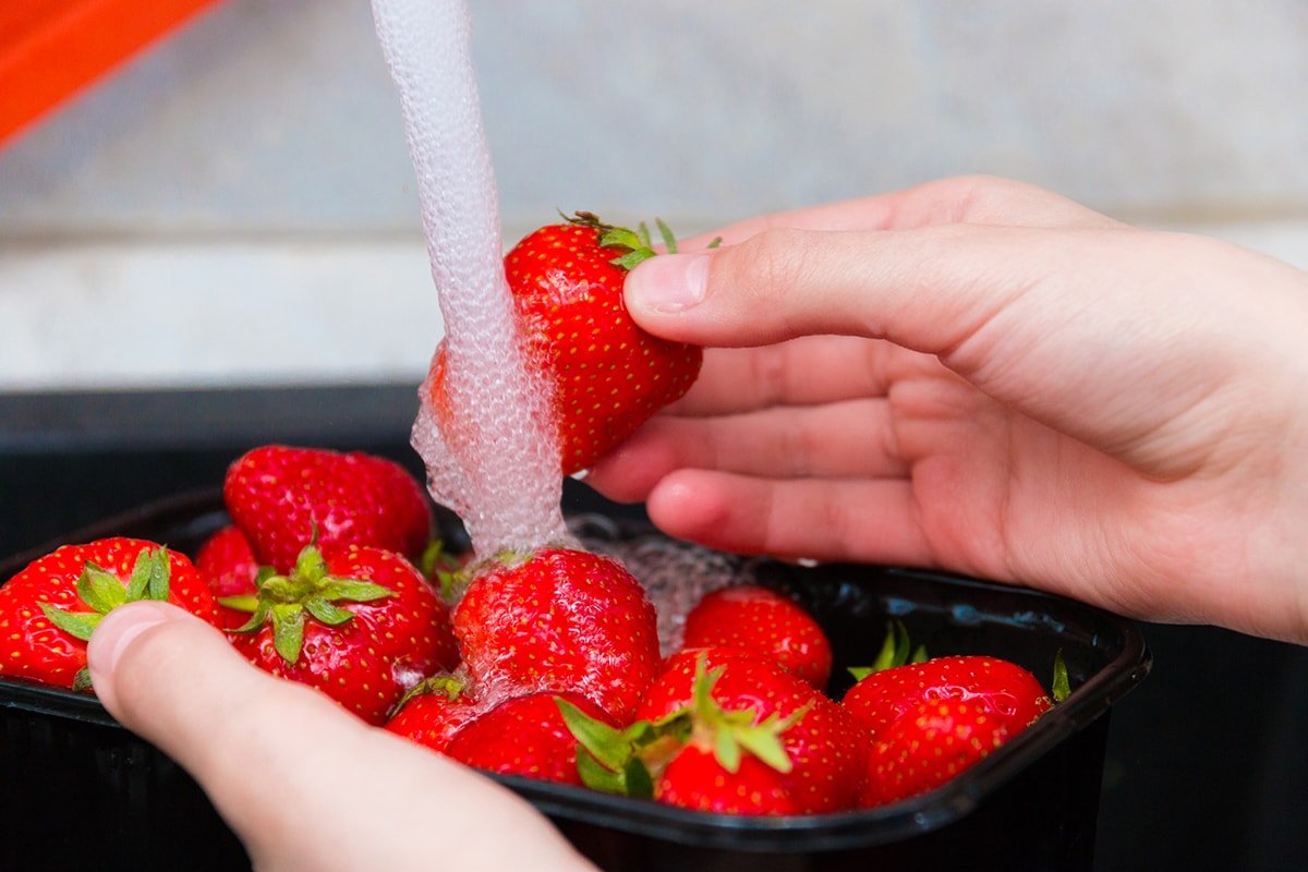 Právě si prohlížíte Potřebujete jen jeden domácí prostředek: jak odstranit pesticidy z jahod během několika minut