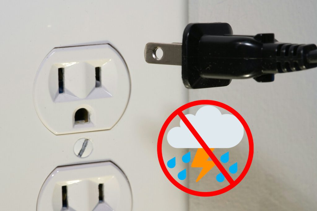 Mnoho lidí si myslí, že odpojení elektronických zařízení od sítě v případě bouřky je dobrý nápad, ale věda tvrdí opak.