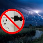 Mnoho lidí si myslí, že odpojení elektronických zařízení od sítě v případě bouřky je dobrý nápad, ale věda tvrdí opak.