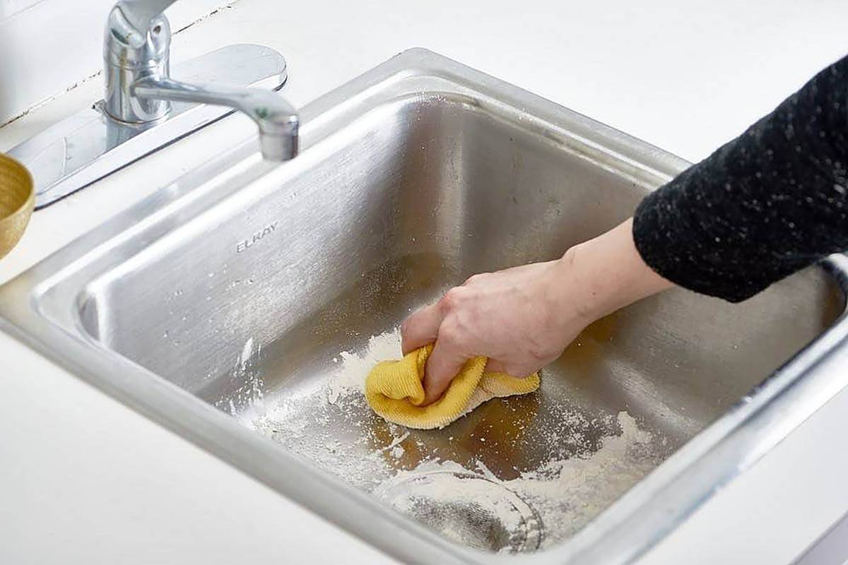Ingredience, kterou má každý doma: instalatéři ji používají k čištění umyvadel za 30 sekund