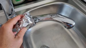 Přečtete si více ze článku Vytvořte kuličku z hliníkové fólie a otřete jí kohoutek. Efekt překvapí i chemiky