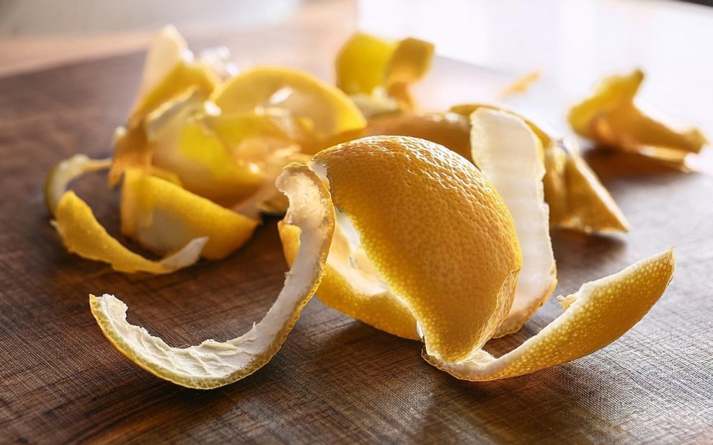 Proč byste měli citronovou kůru skladovat v nádobě s cukrem a k čemu se používá