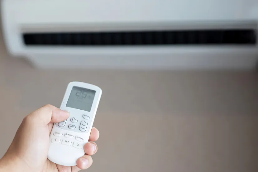 Nechat klimatizaci zapnutou celý den nebo ji vypnout a znovu zapnout: co je lepší?