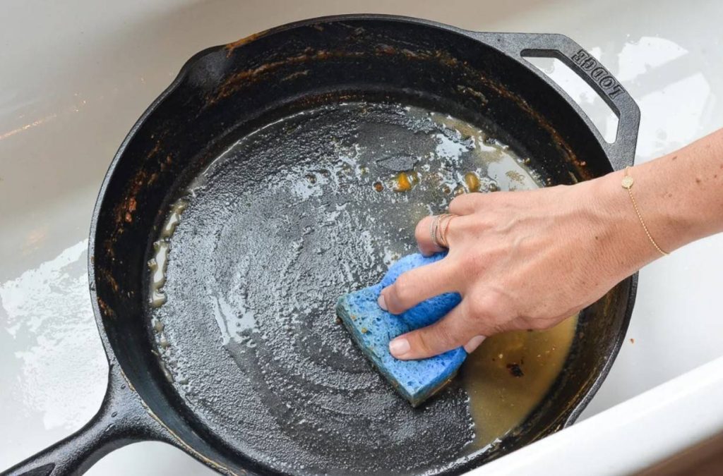 Žádný ocet, žádná jedlá soda: kouzelný recept na definitivní odstranění mastnoty z hrnců a pánví.