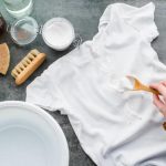 Proč byste měli odstraňovat skvrny z oblečení sodou a peroxidem vodíku
