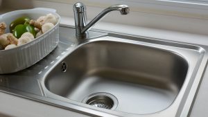 Přečtete si více ze článku Žádný ocet, žádná jedlá soda: jednoduchý a nejúčinnější profesionální způsob, jak okamžitě vyčistit ucpaný umyvadlo.
