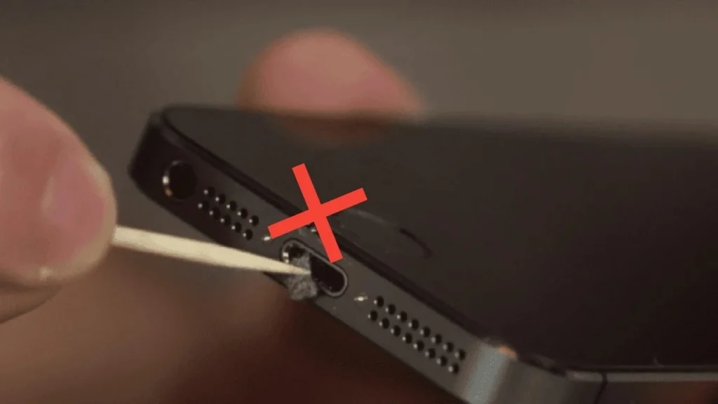 Jak snadno vyčistit nabíjecí konektor smartphonu: podrobný návod