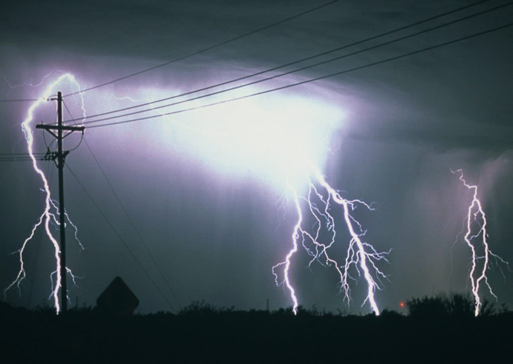 Mnoho lidí si myslí, že odpojení elektronických zařízení od sítě v případě bouřky je dobrý nápad, ale věda tvrdí opak.