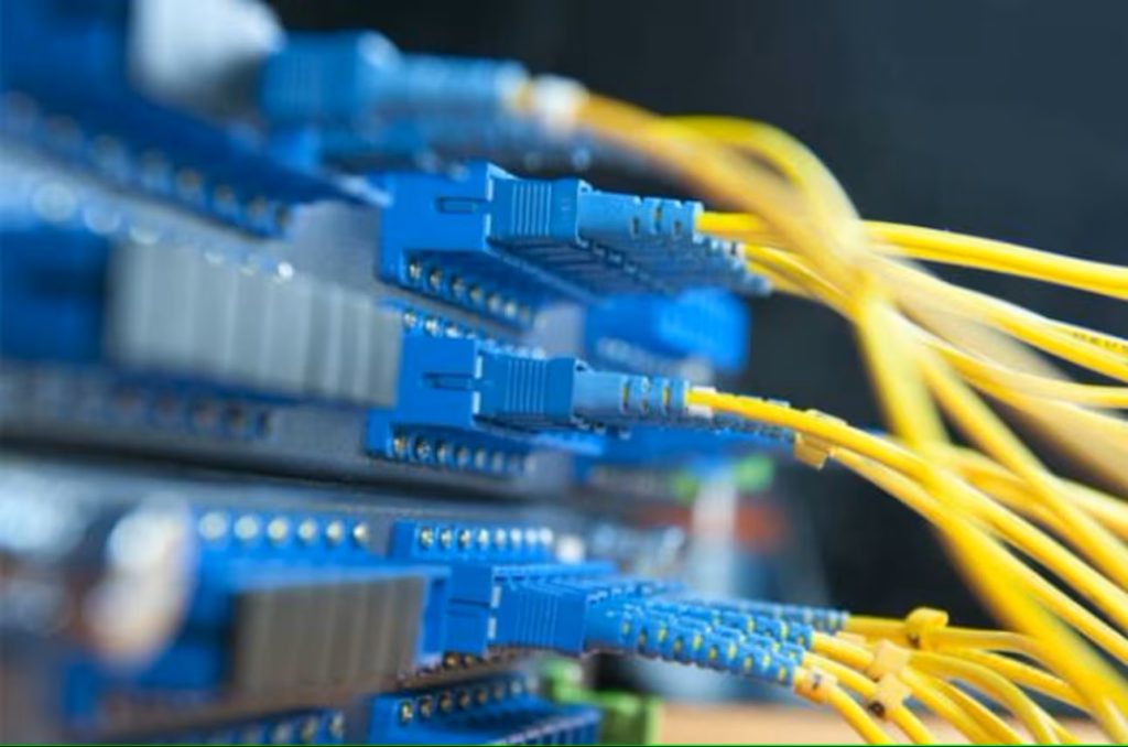 Nejvyšší rychlost internetu v historii se neměří v gigabajtech ani megabajtech, ale v TB/s, což umožňuje stahovat tisíce GB za méně než sekundu.
