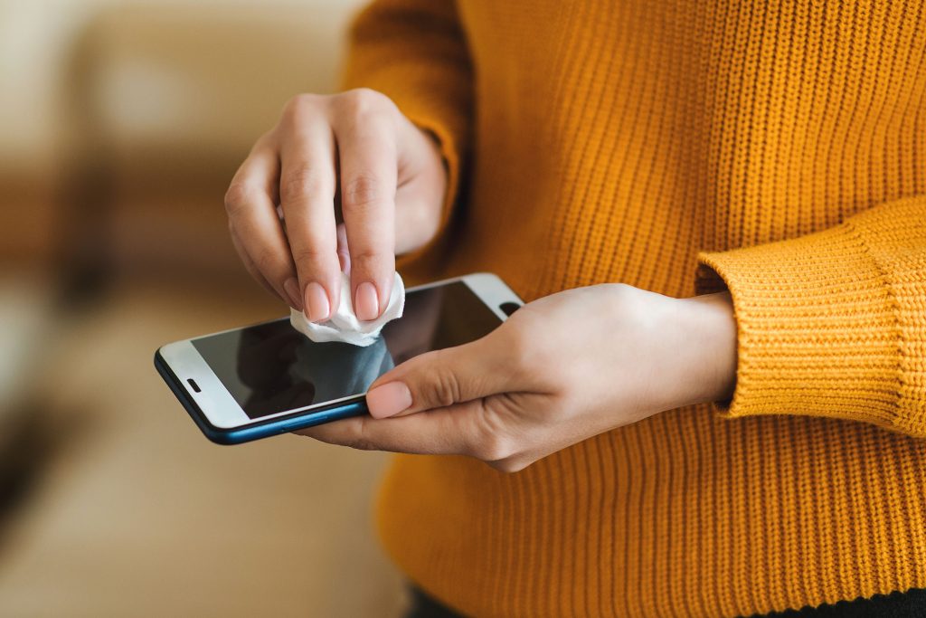 Nejbezpečnější způsob, jak vyčistit reproduktory mobilního telefonu, aby nedošlo k jejich poškození a zachoval se jejich vzhled jako nový.