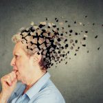 5 příznaků demence, které se projevují v běžné konverzaci: jak může nenucený rozhovor odhalit rané příznaky