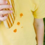 Mám chytrý způsob, jak se vypořádat s mastnými skvrnami. Používám levný prášek z kuchyně, který působí okamžitě.