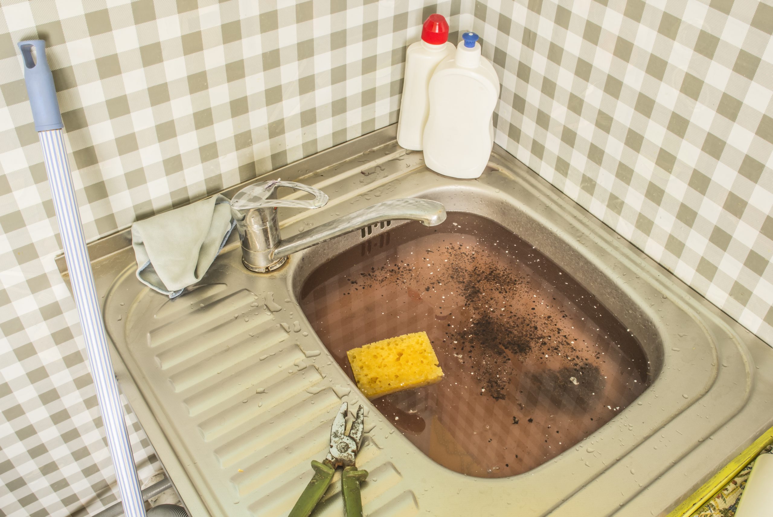 Právě si prohlížíte Žádný ocet ani soda. Tohle vyčistí váš dřez stokrát lépe a navíc máte prostředek v kuchyni.