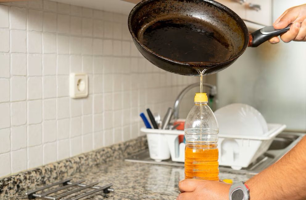 Nepoužívejte použité rostlinné oleje a znovu je využijte pomocí těchto dvou ekologických nápadů.
