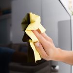Jak vyčistit obrazovku televizoru bez šmouh a poškození matrice