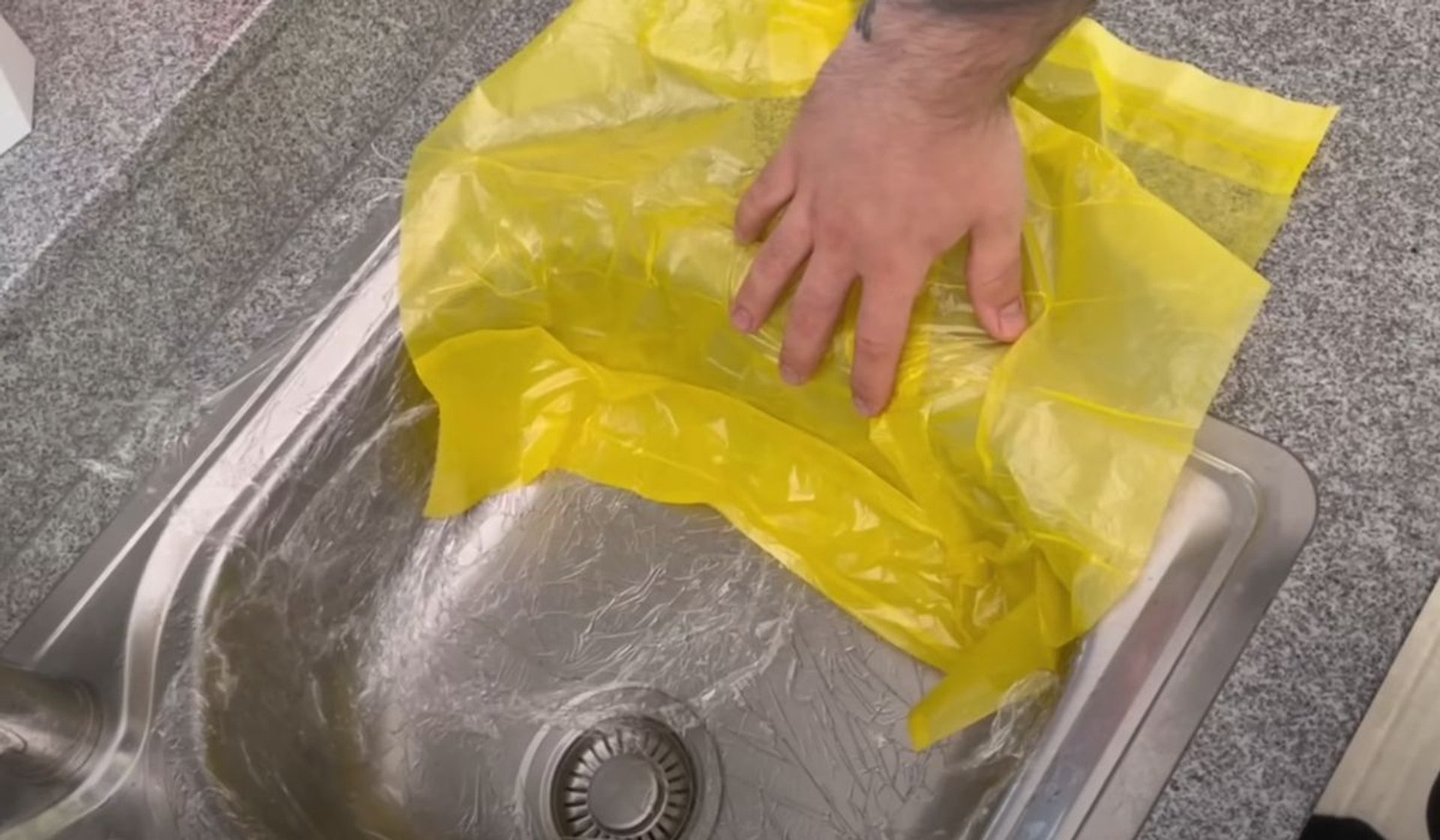 Přečtete si více ze článku Vezměte pytel na odpadky a vyložte jím umyvadlo. Čest a sláva tomu, kdo to vymyslel.