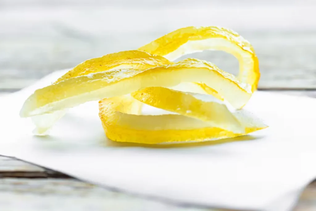 Smíchání citronové kůry a zubní pasty: proč se to doporučuje a k čemu se to používá