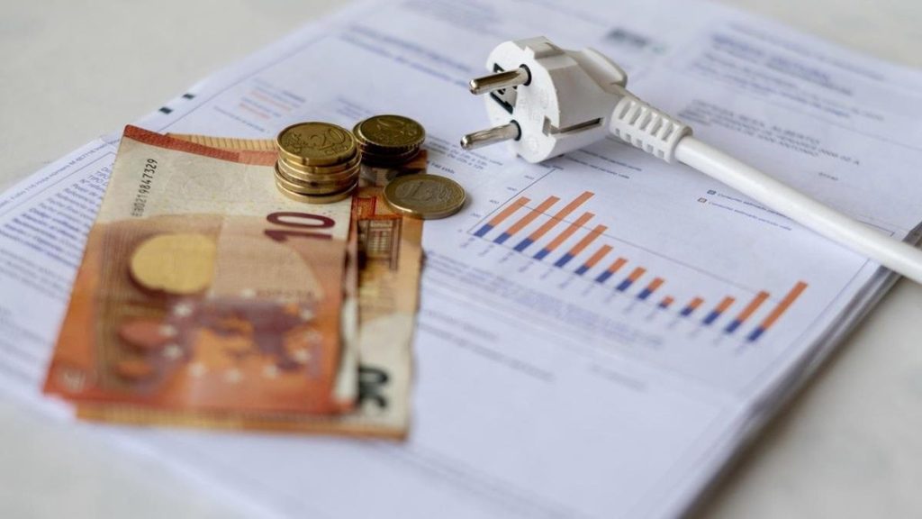 Čtyři zařízení, která byste měli odpojit od elektrické sítě, pokud chcete letos v létě snížit účty za elektřinu.