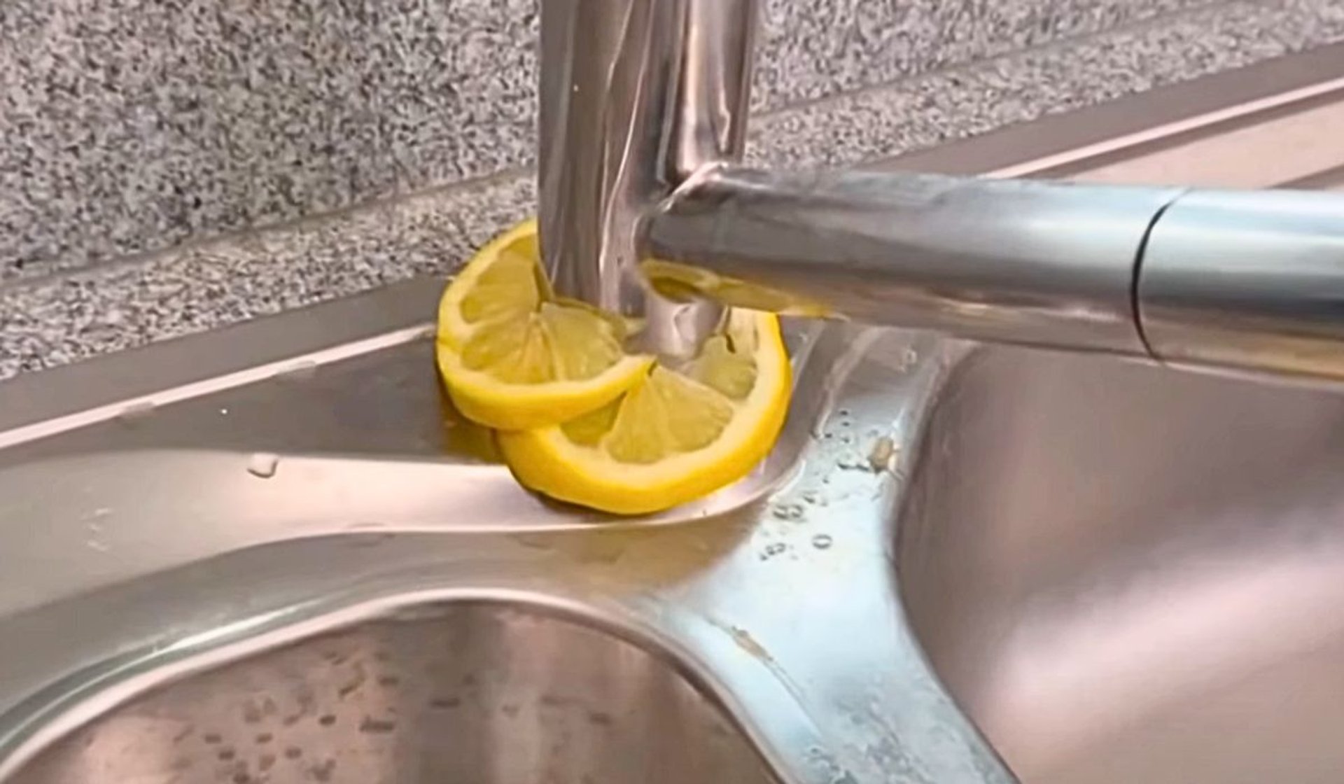 Přečtete si více ze článku Odřízněte plátek citronu a položte ho vedle kohoutku. Po chvíli si budete mnout oči údivem.