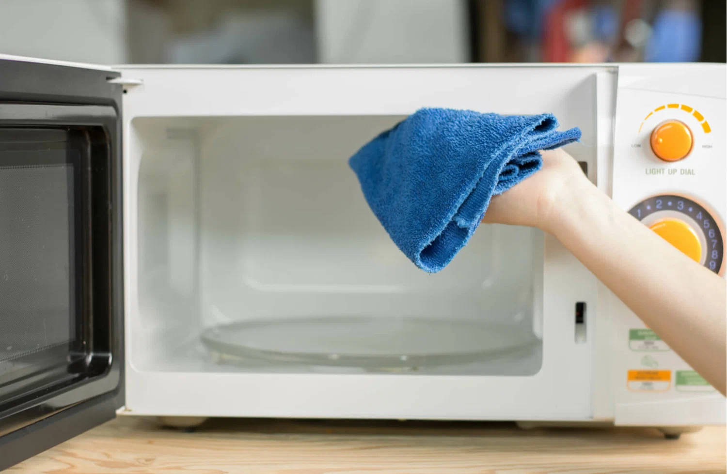 Právě si prohlížíte Ani soda, ani ocet: jednoduchý způsob, jak vyčistit mikrovlnnou troubu během několika minut