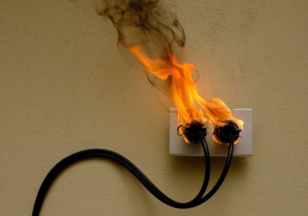 Nejčastější varování elektrikářů: nikdy nenechávejte tento přístroj zapojený do sítě.