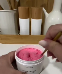 Přečtete si více ze článku Už žádné drahé produkty: takhle si vyrobíte nejlepší čisticí krém, který vaši kuchyň a koupelnu zanechá dokonale čisté.