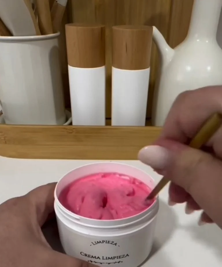Právě si prohlížíte Už žádné drahé produkty: takhle si vyrobíte nejlepší čisticí krém, který vaši kuchyň a koupelnu zanechá dokonale čisté.