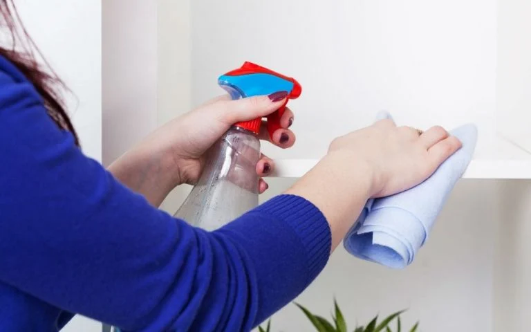 Jen pár kroků a váš melaminový nábytek bude lesklý a bez prachu.