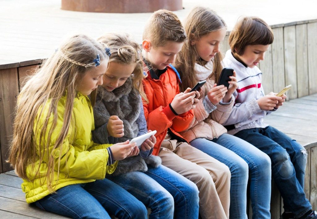 Bill Gates varuje rodiče před nebezpečím mobilních telefonů pro děti: „Měly by být zakázány, dokud děti nevyrostou.“