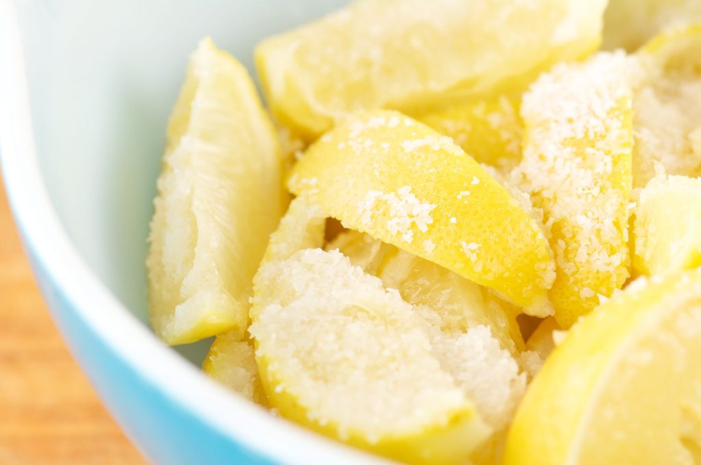 Proč je dobré skladovat citronovou kůru s cukrem v nádobě: jaké jsou její výhody?