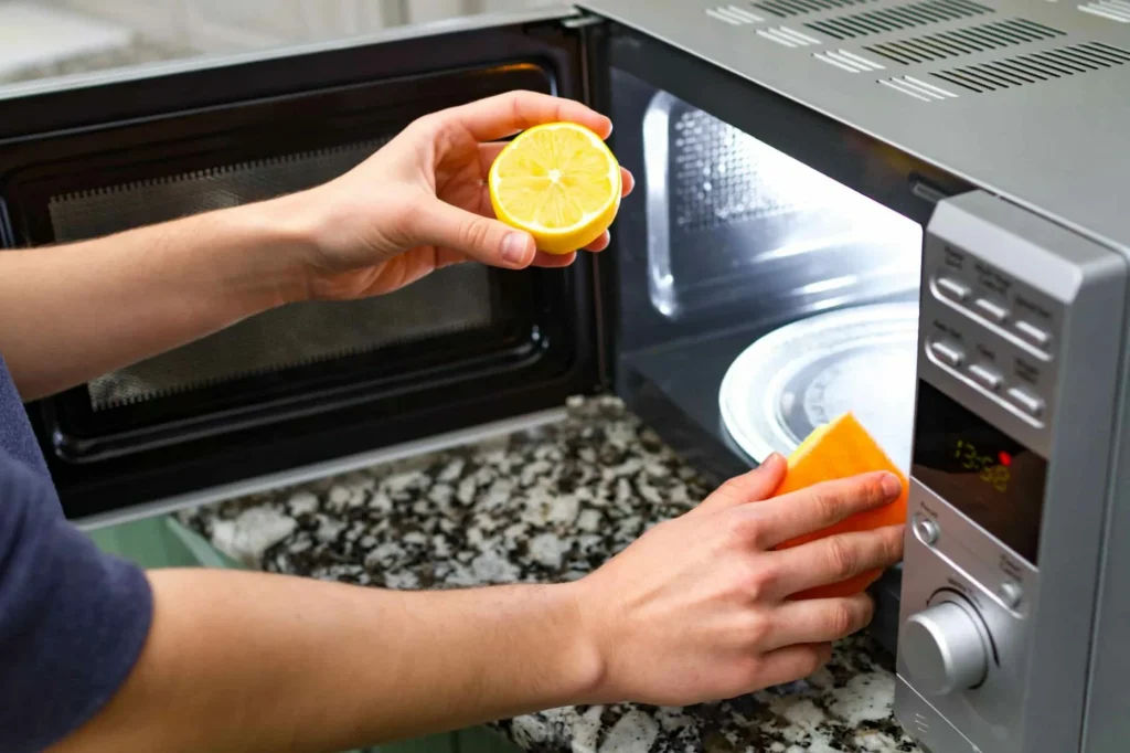 Ani soda, ani ocet: jednoduchý způsob, jak vyčistit mikrovlnnou troubu během několika minut