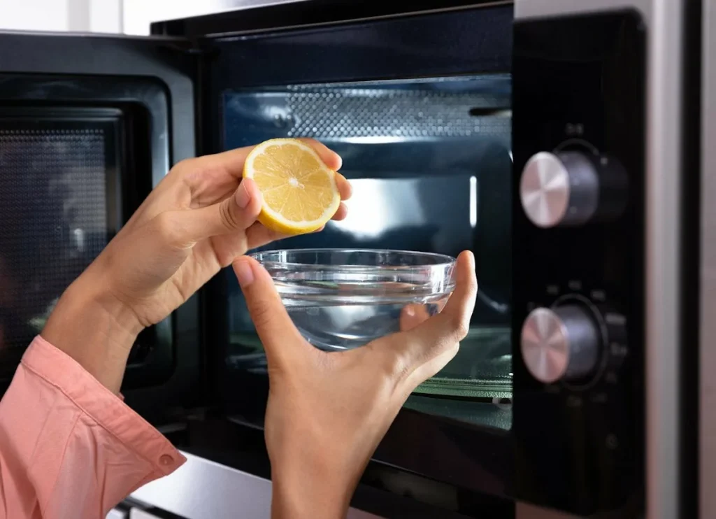Ani soda, ani ocet: jednoduchý způsob, jak vyčistit mikrovlnnou troubu během několika minut