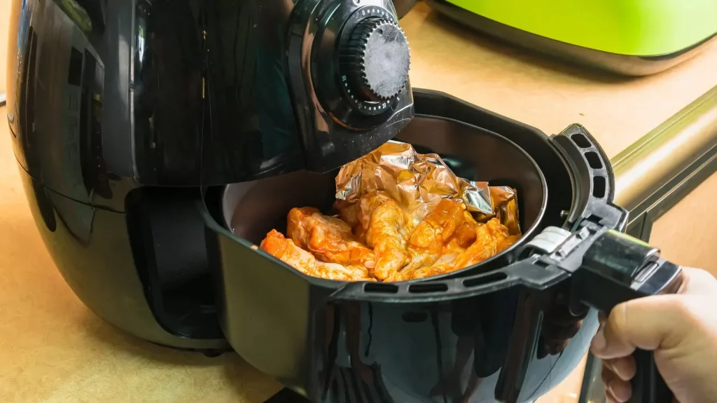 Ani hliníková fólie, ani forma: toto je nejlepší nádoba pro vaření ve fritéze.