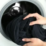 Vezmu 2 čajové lžičky svého oblíbeného koření a nasypu je do černého prádla. Tento babiččin trik dělá moje oblečení jako nové.