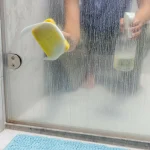 Expertka na domácnost o čištění sprchových zástěn: „Nezáleží na tom, kolik je na nich vodního kamene nebo plísně.“