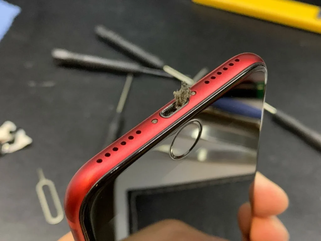 Jak snadno vyčistit nabíjecí konektor smartphonu: podrobný návod