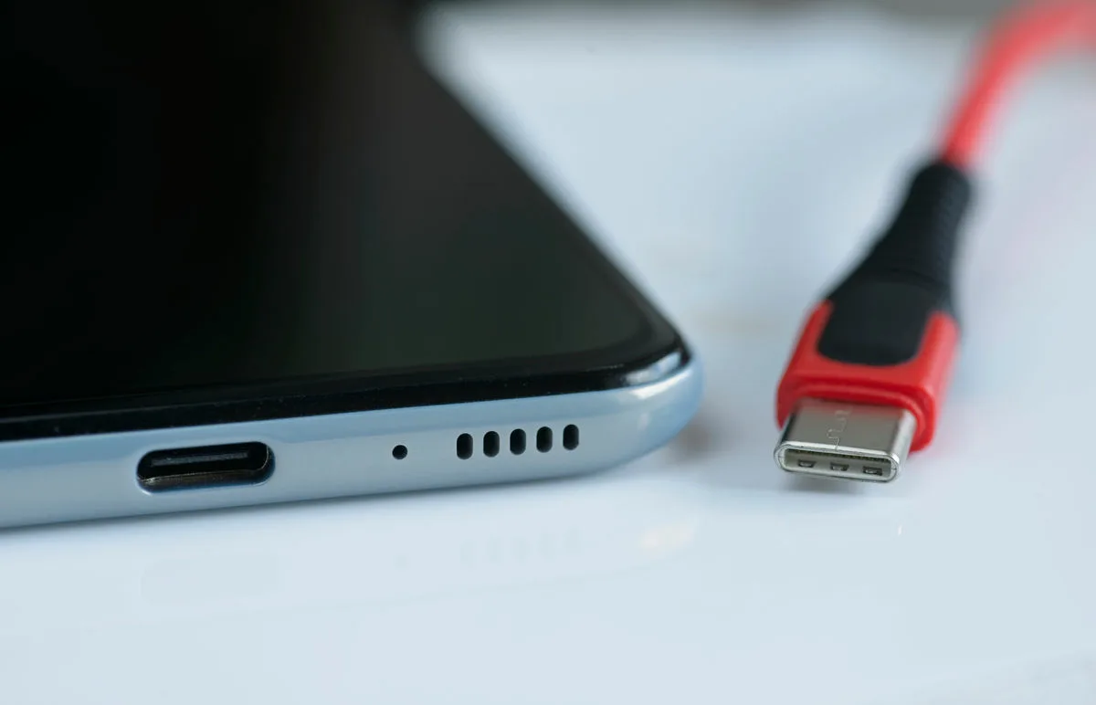 Přečtete si více ze článku Jak snadno vyčistit nabíjecí konektor smartphonu: podrobný návod