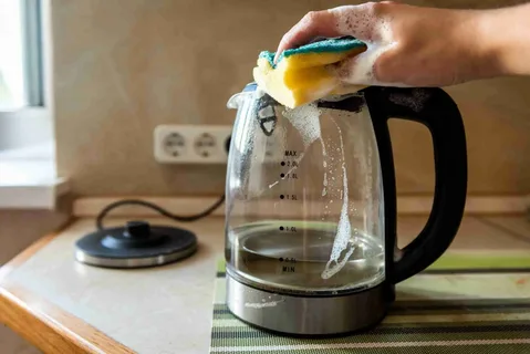 Čajník se leskne bez citronu, sody a octa: hospodyňky do něj nalijí toto, 10 minut a žádný vodní kámen