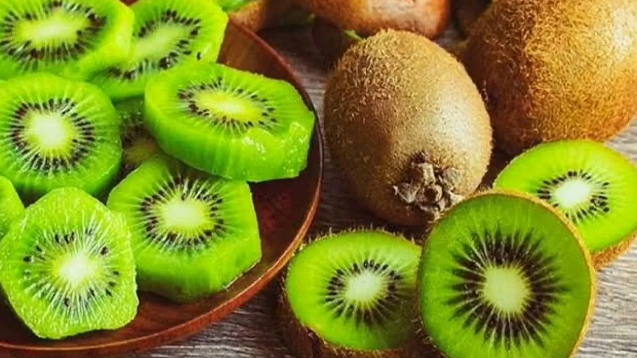 Kůra kiwi: proč se doporučuje dát ji do sklenice s vodou a k čemu slouží