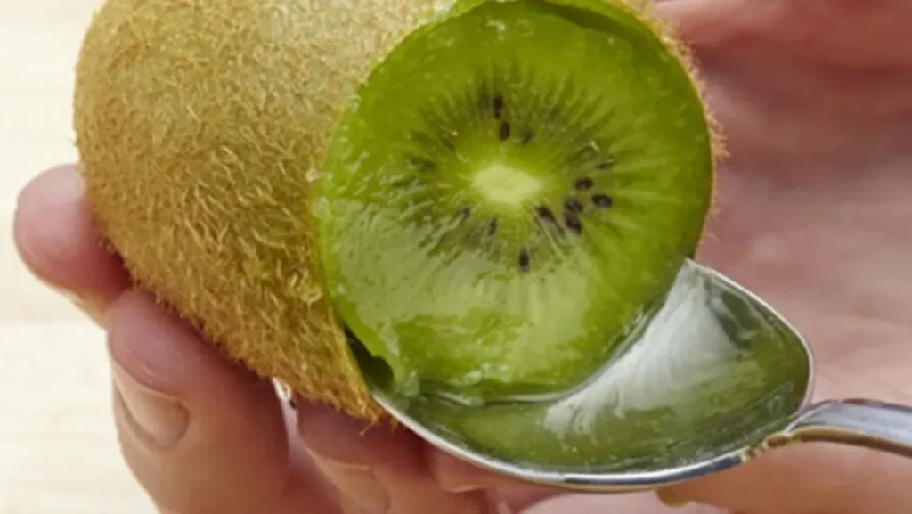 Kůra kiwi: proč se doporučuje dát ji do sklenice s vodou a k čemu slouží