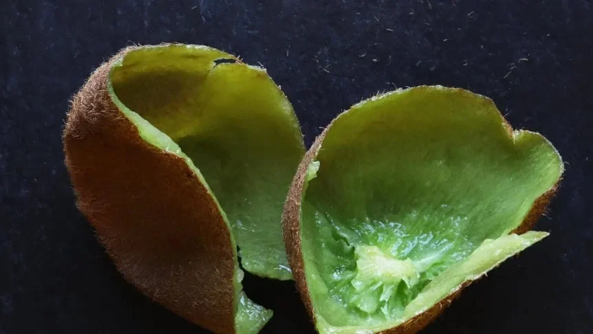 Kůra kiwi: úžasné způsoby použití, které můžete vyzkoušet doma
