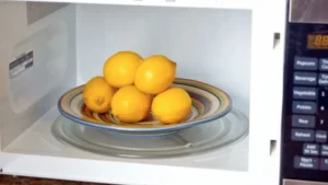 Přečtete si více ze článku Proč se doporučuje citron před použitím ohřát v mikrovlnné troubě?