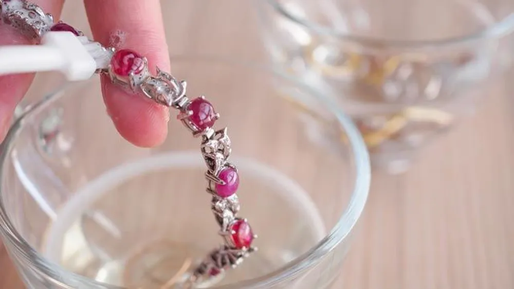 Nejlepší způsob čištění, aby vaše šperky vypadaly jako nové