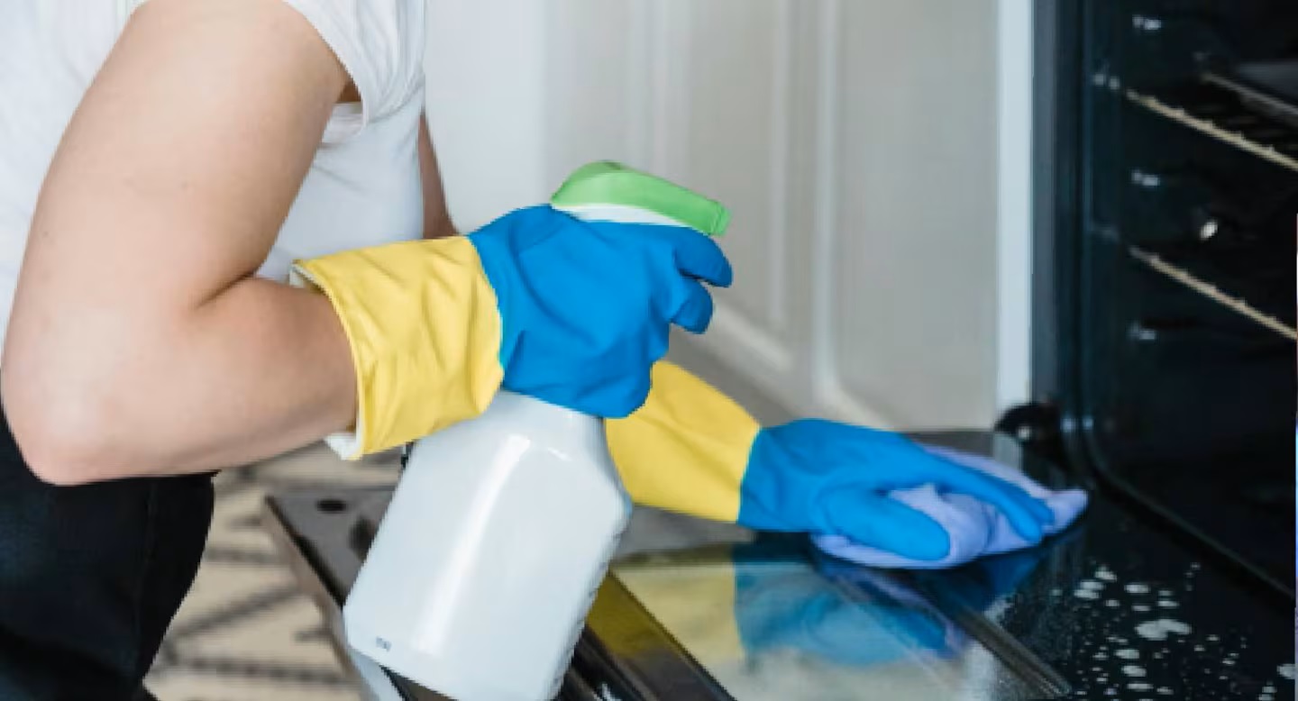 Sbohem, chemie: přírodní způsob odstraňování mastnoty z trouby