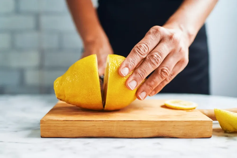 Proč se doporučuje citron před použitím ohřát v mikrovlnné troubě?