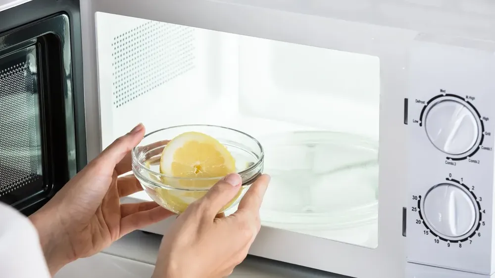 Proč se doporučuje citron před použitím ohřát v mikrovlnné troubě?
