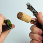 Jak otevřít láhev vína bez vývrtky: trik z vinného sklepa, který nikdy nezklame